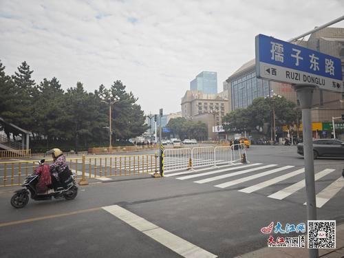 增设的过街斑马线。