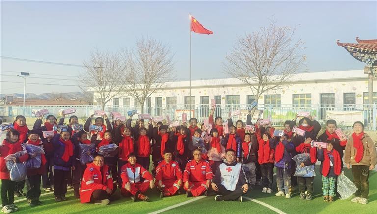 2024“暖冬行动”来到榆中3所学校　兰州日报社全媒体记者　任泽昕　摄