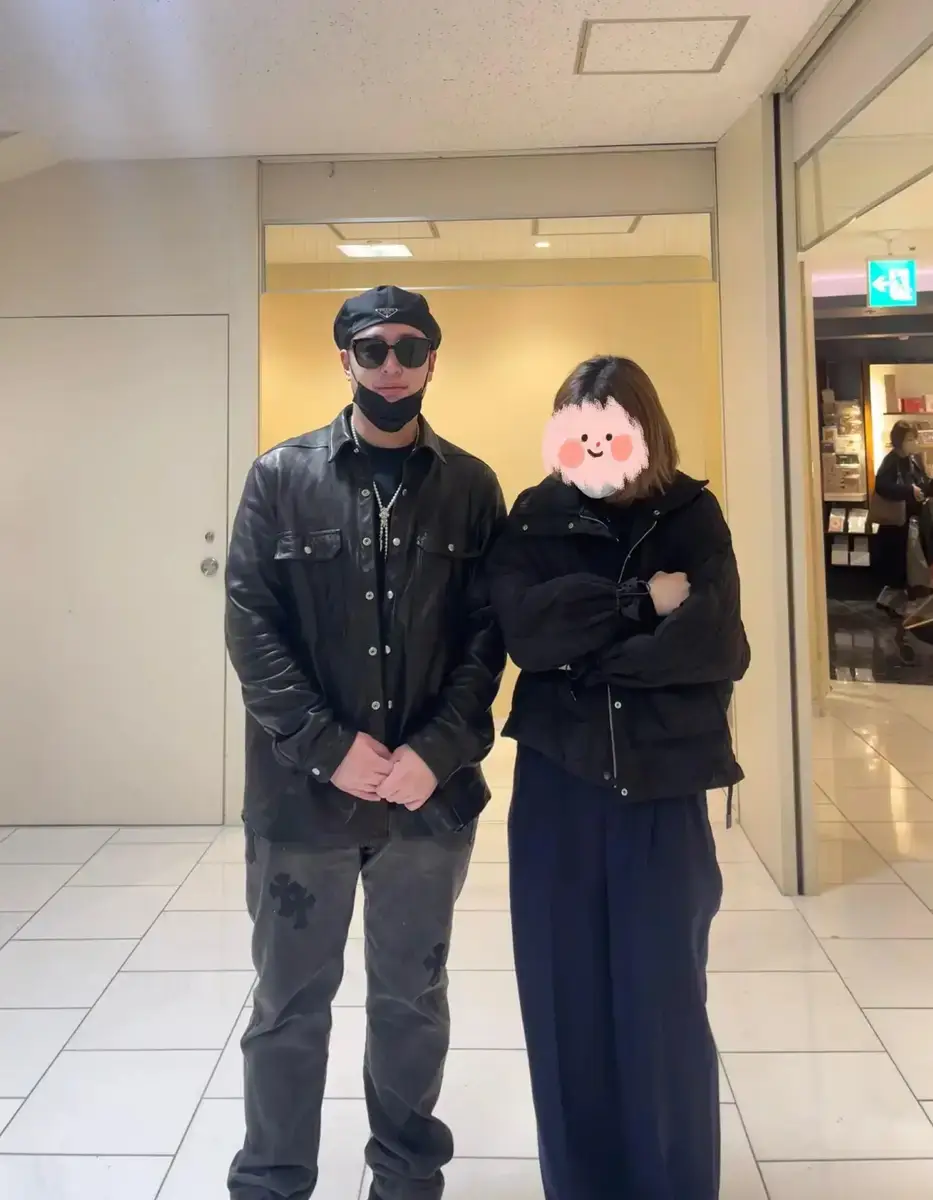 宣云帮路人拍照，亲和力满满。