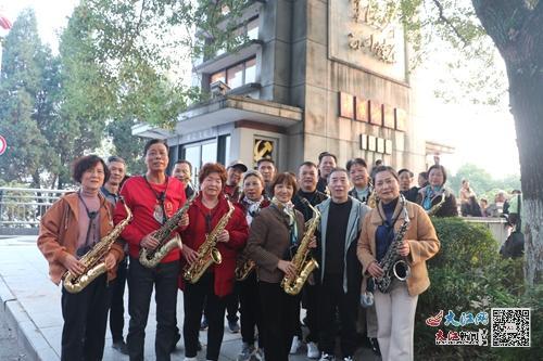 吉安市老年大学学员用萨克斯为大桥献上深情的告别曲