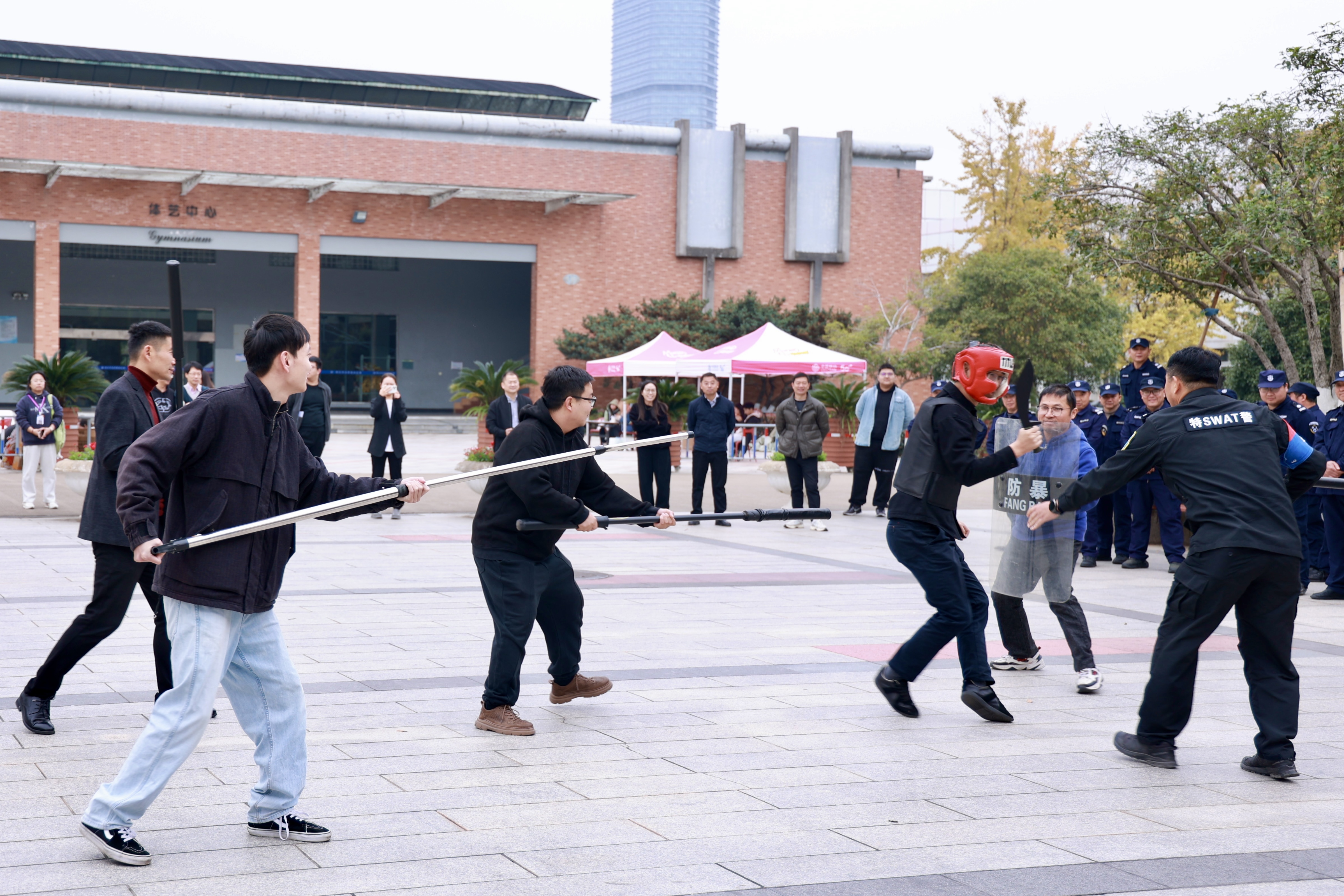 筑安全防线，守和谐家园 浙江万里学院进行防暴培训与演练
