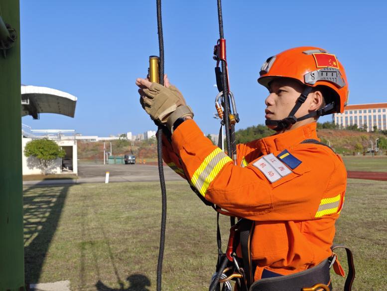 指战员正在进行绳索装备操作