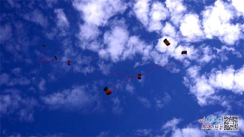 队员们在空中拼成图案