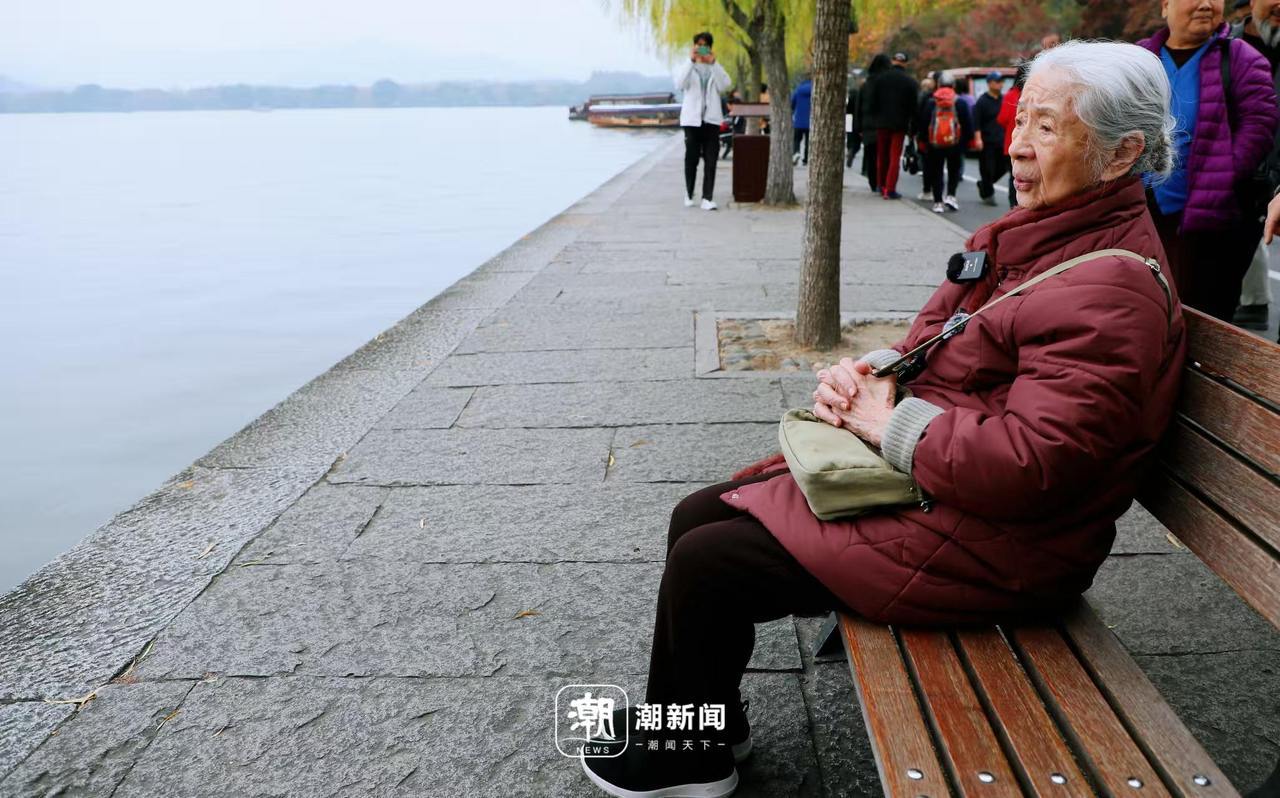 PG电子入口“看到你我特别高兴”常沙娜来到浙博 深情抚摸父亲雕像(图6)