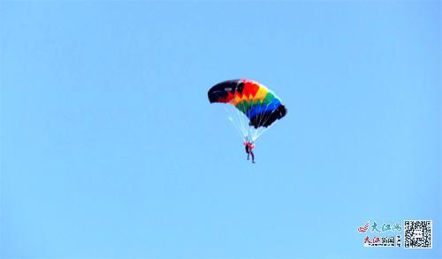队员在跳伞中