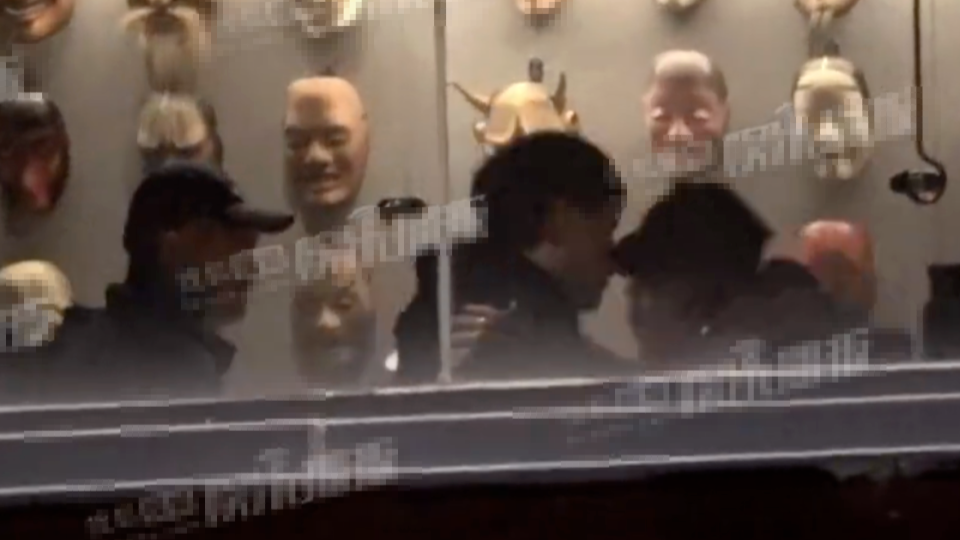 陈思诚宴请周润发夫妇，离别时发嫂竟然和他拥抱告别！封面图