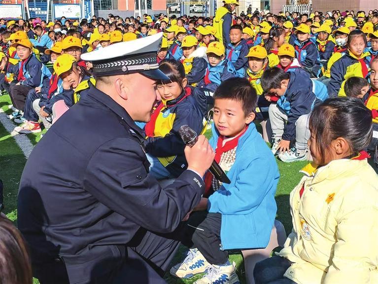 交警走进校园，为孩子们宣传交通安全的重要性。兰州新区报记者　李佳丽　摄