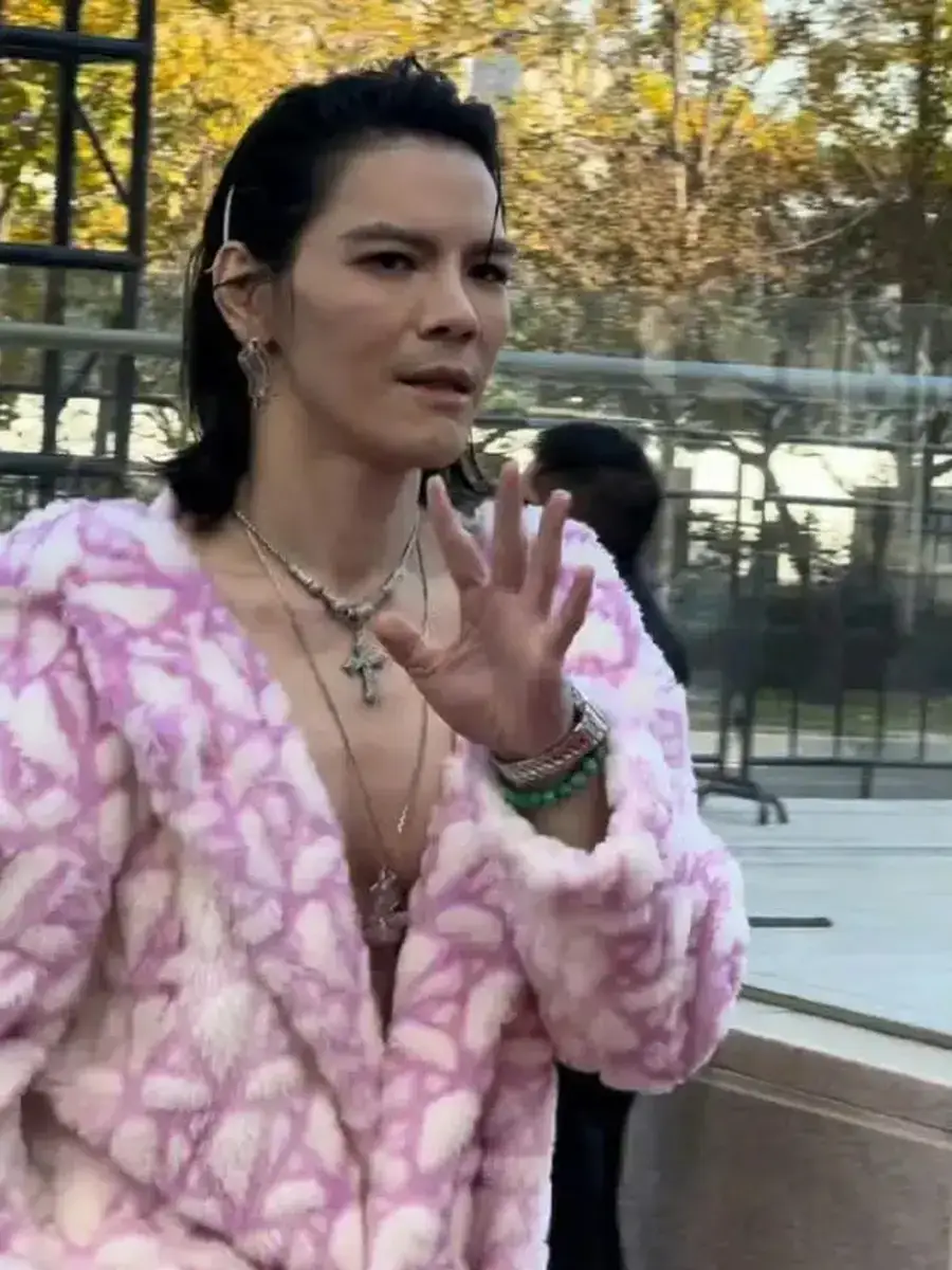 向佐此前被指穿了妈妈向太的衣服出门。