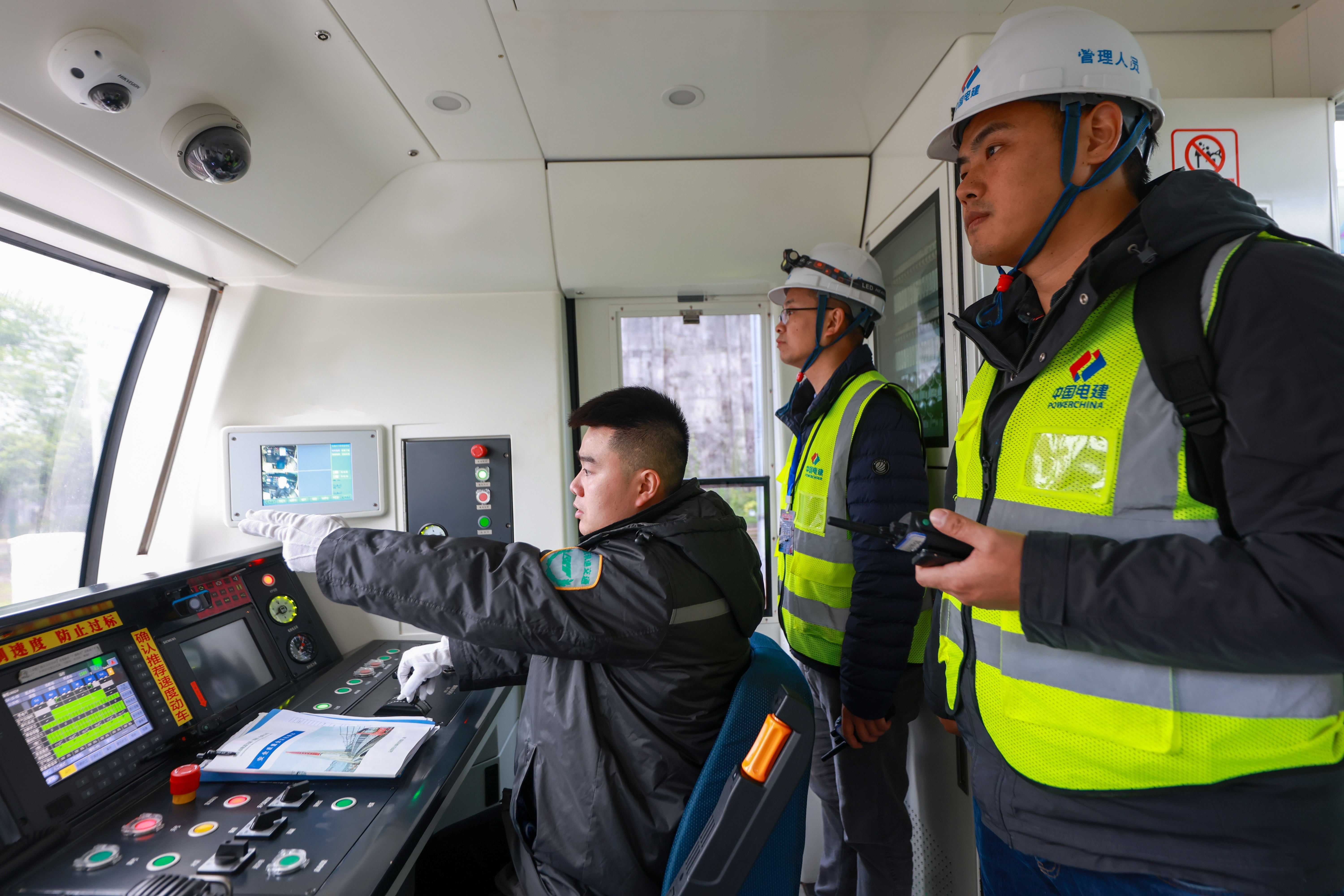 ▲地铁6号线重庆东站段热滑试验。（重庆交通开投轨道集团供图）