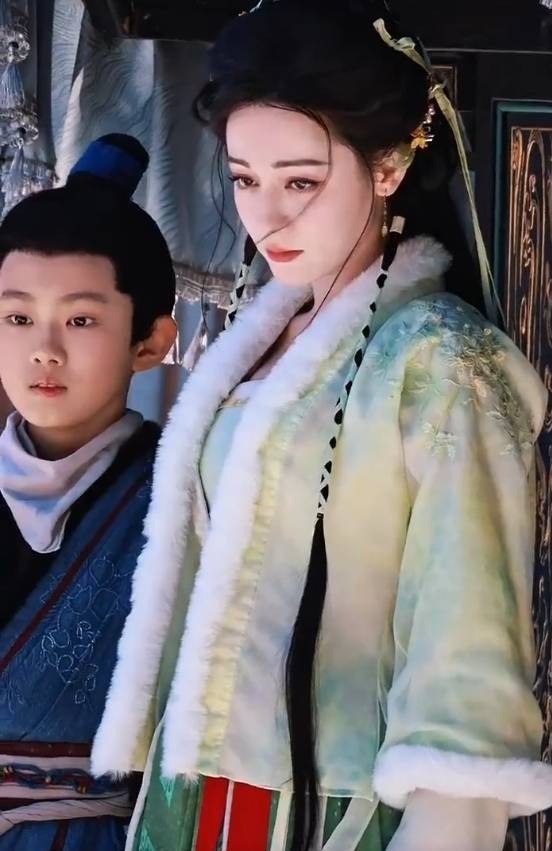 迪丽热巴五官深邃。
