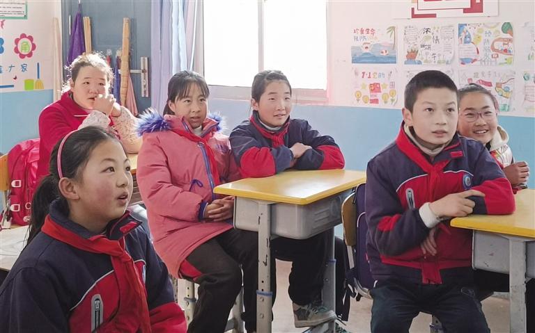 哈佛大学心理学博士柳伟为孩子们上心理课　兰州日报社全媒体记者　周靖博　摄