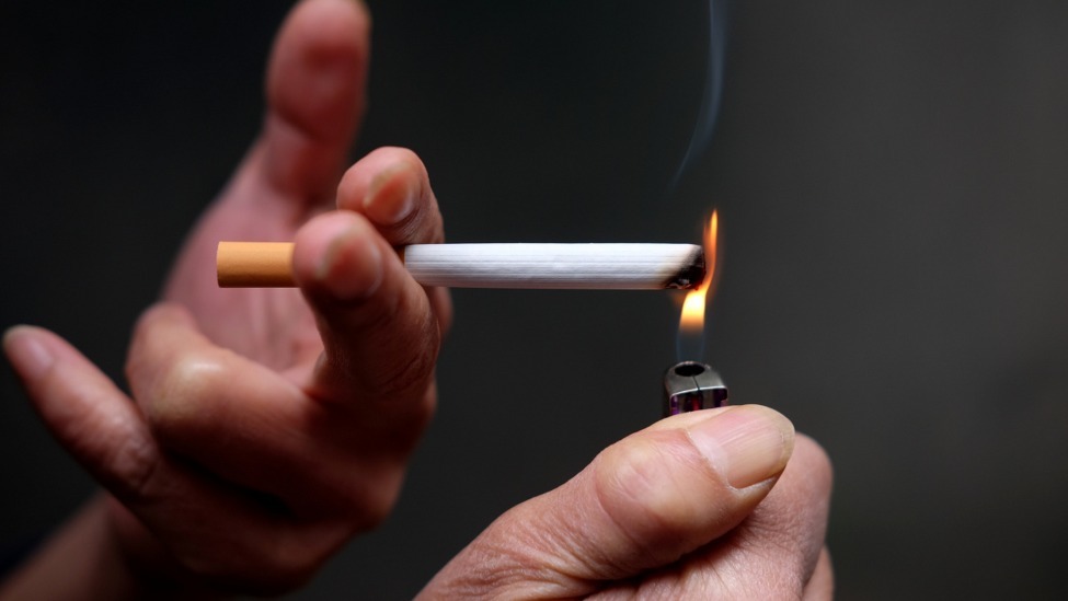 员工吸烟被开除索赔23万，法院：不支持