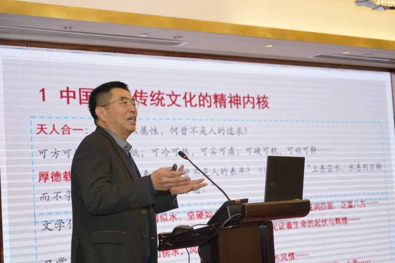 张新科作主旨报告