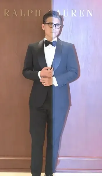 李乃文成熟稳重，十分儒雅。