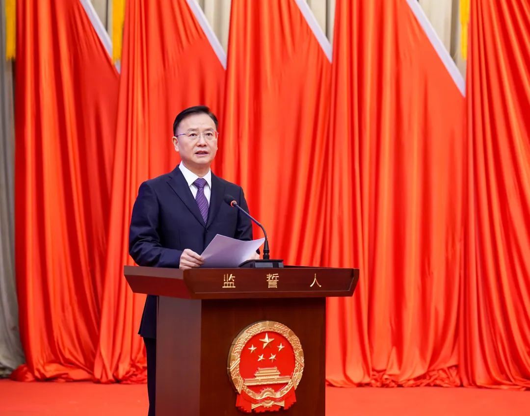 新余市政府任命的国家工作人员进行宪法宣誓 市长方向军监誓