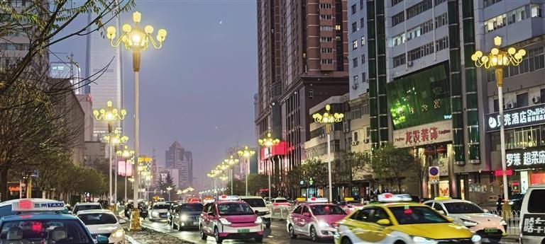 庆阳路东段路灯点亮