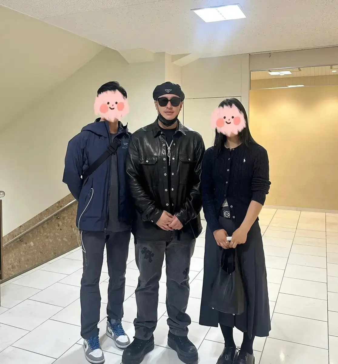 潘玮柏与路人合影。