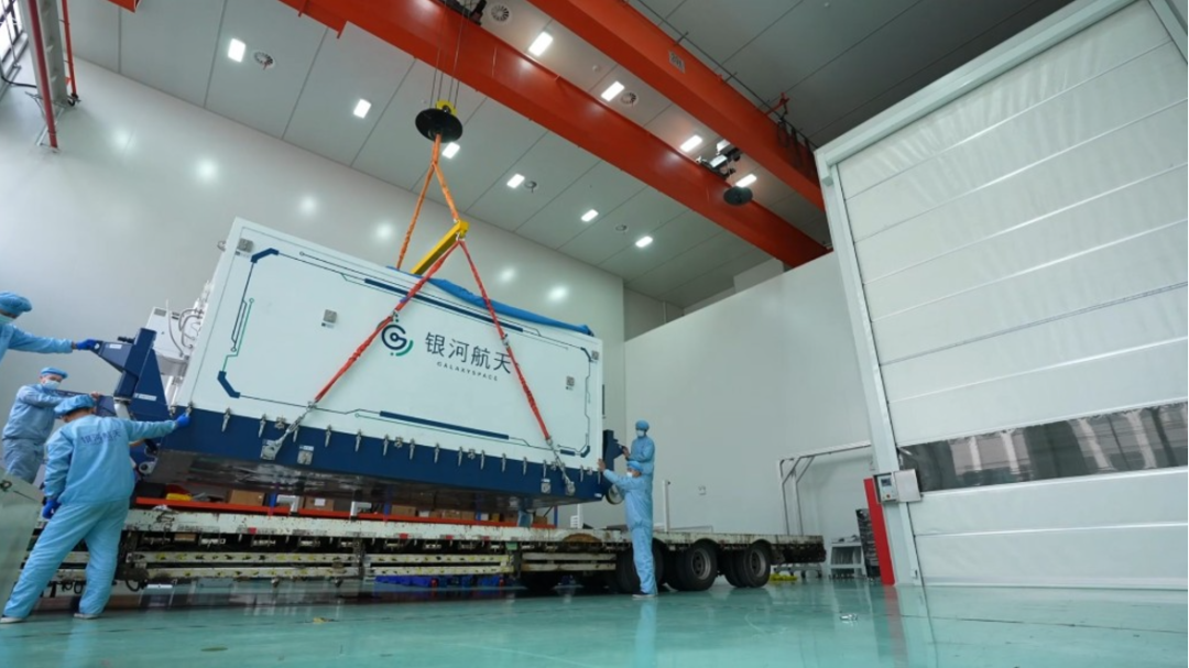 银河航天南通卫星智慧工厂卫星转运现场