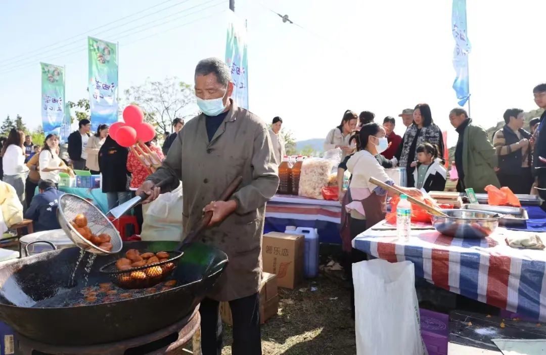 （现场用茶油炸红薯丸子）