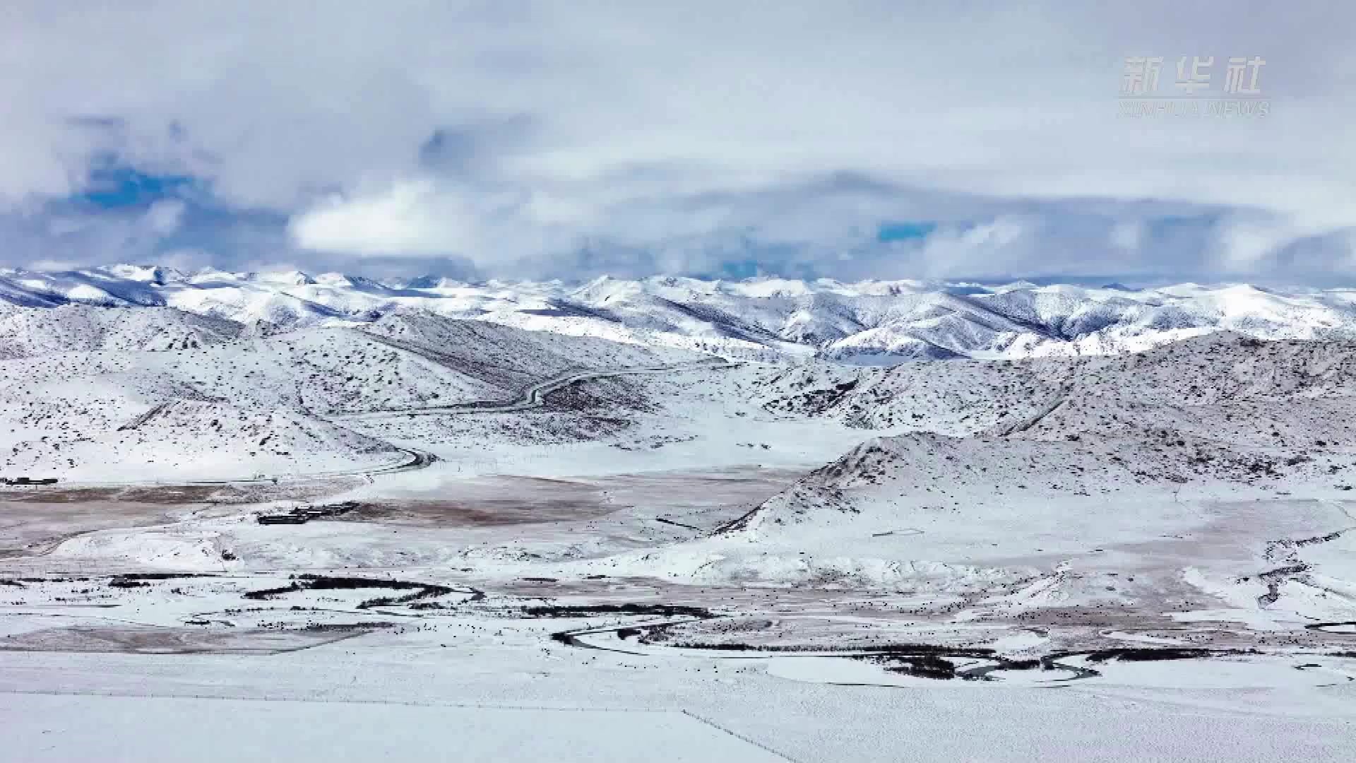 四川阿坝县迎降雪 银装素裹美不胜收