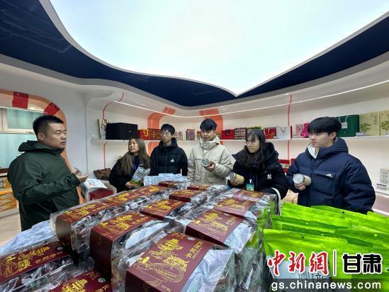 图为台湾青年们参观走访“甘味”品牌中心　田鹏鹤　摄