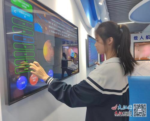 吉水中学学生触屏感受浩瀚宇宙的魅力。(资料图)