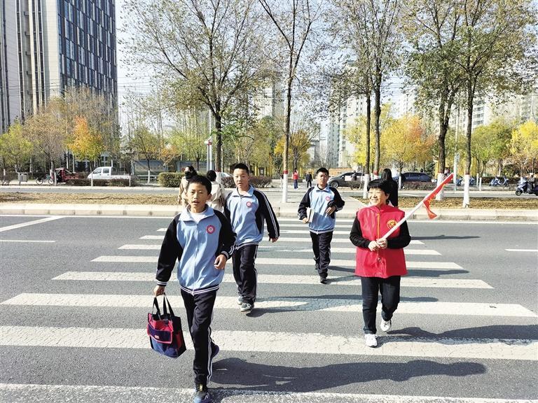 瑞岭社区志愿服务队引导行人过马路　兰州日报社全媒体记者　任泽昕　摄