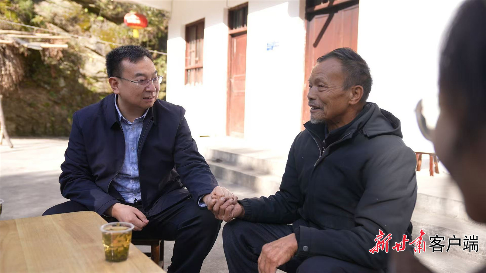 王贵强时常把自己的“下沉”到群众中间，和群众面对面心贴心交流。