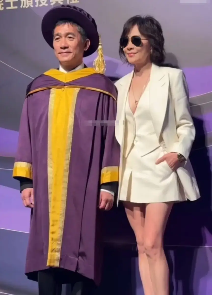 刘嘉玲身材保持得超好，依旧纤瘦有型。