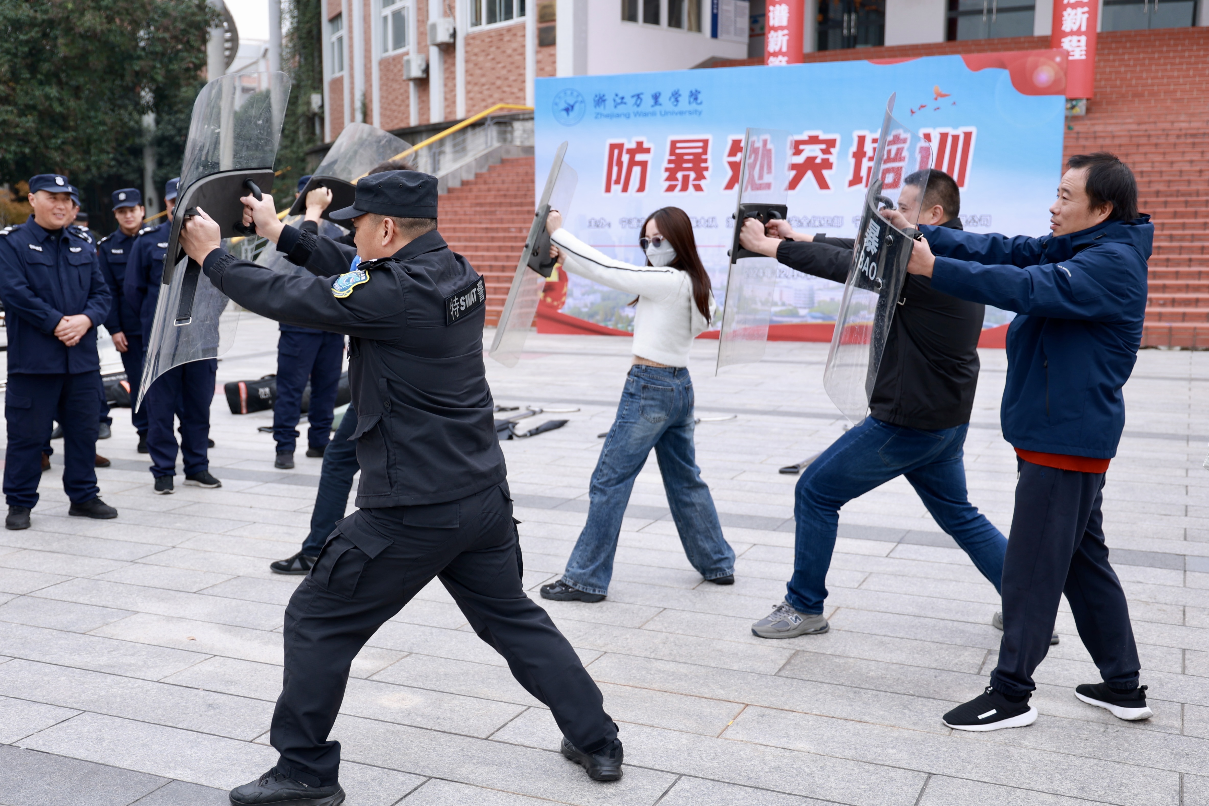 筑安全防线，守和谐家园 浙江万里学院进行防暴培训与演练