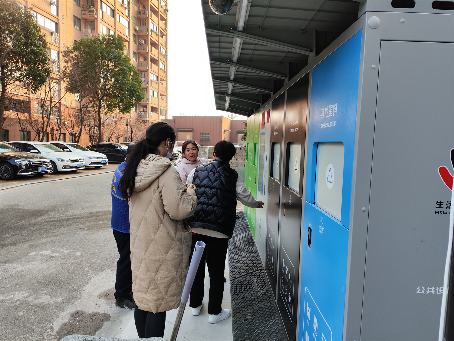 望府社区朝张新村智能柜落地宣传——社区流动党员驿站助力垃圾分类