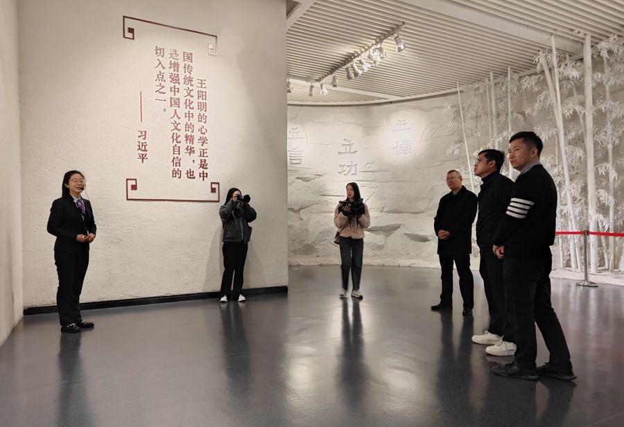 图为媒体采访团参观崇义县王阳明展览馆。