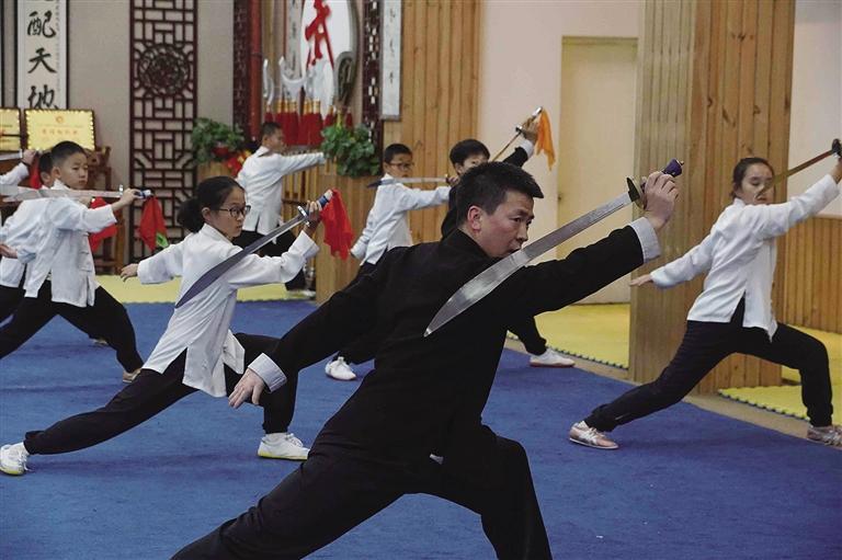 张震带孩子们练刀