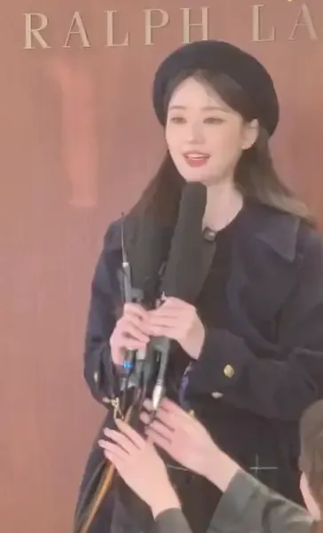 乔欣妆容精致，状态超好。这也是她被曝结婚后首次公开活动。