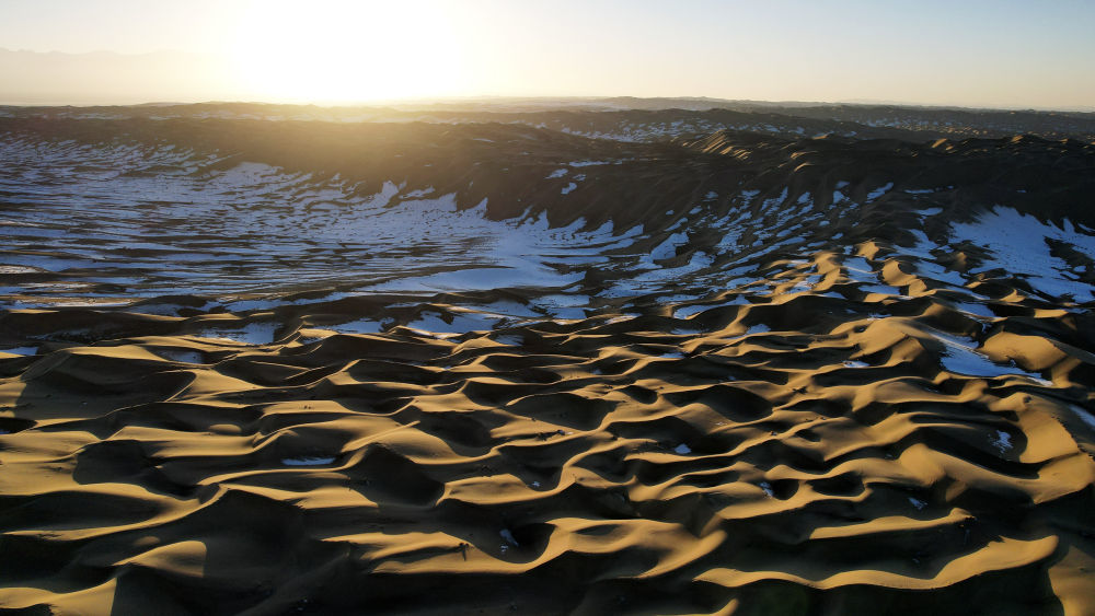 这是11月29日拍摄的库木塔格沙漠日落景色（无人机照片）新华社记者　陈斌　摄
