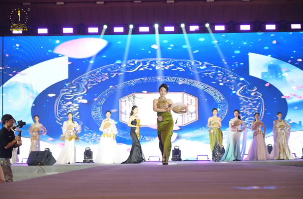 第16届世界华裔小姐大赛全球总决赛暨颁奖典礼璀璨启幕 荣电集团闪耀助力盛典！