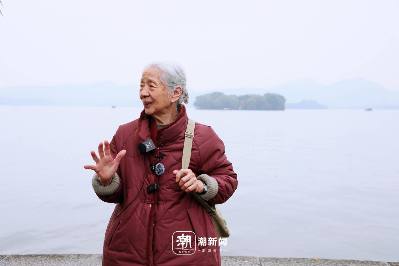 PG电子入口“看到你我特别高兴”常沙娜来到浙博 深情抚摸父亲雕像(图1)