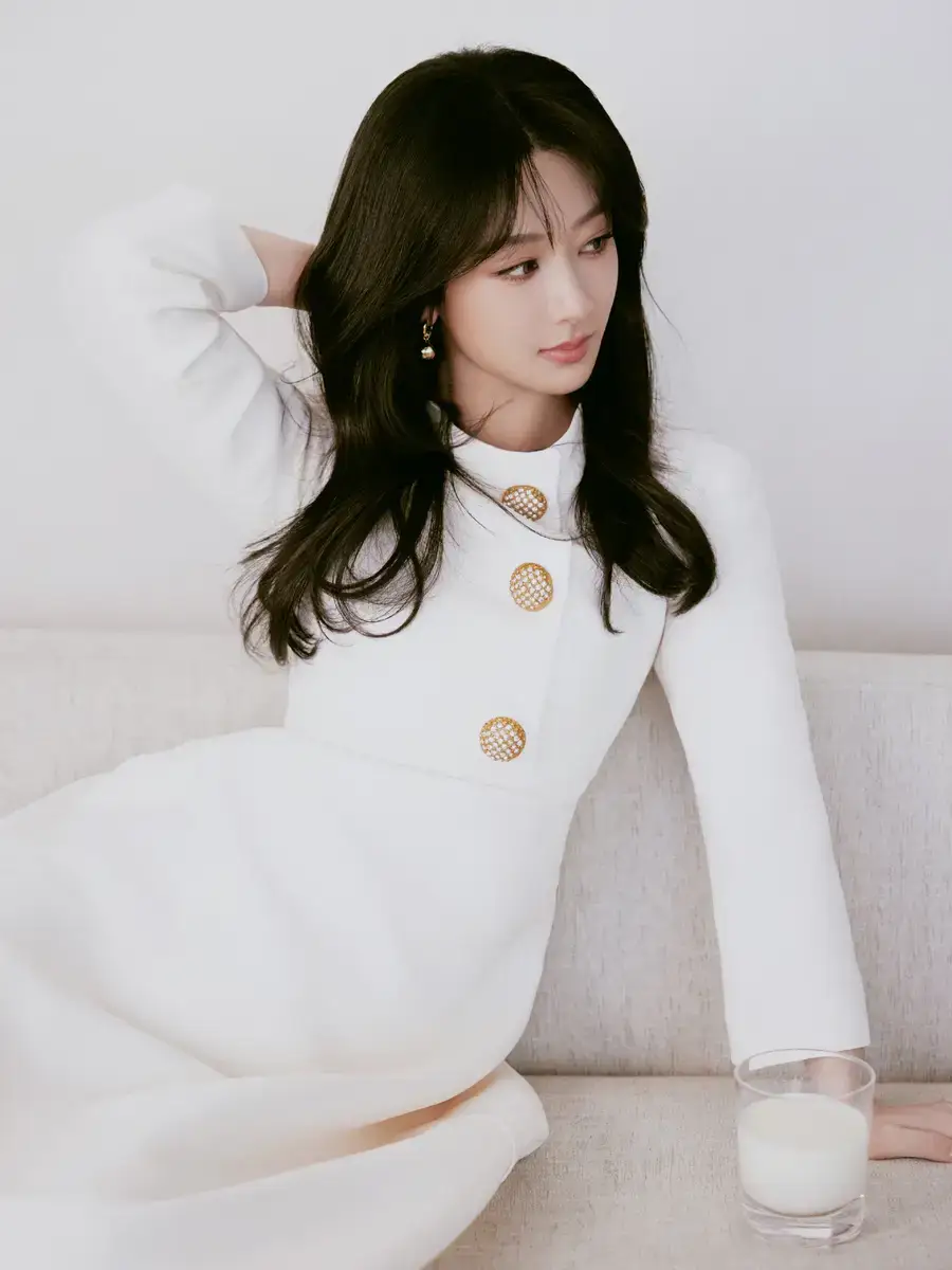 杨紫宛若邻家少女，亲和力十足。
