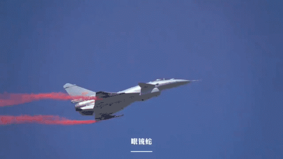 图为歼-10B战机展示“眼镜蛇机动”