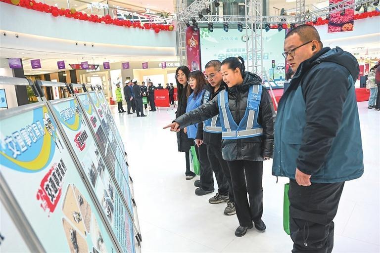 市民通过展板学习交通安全知识