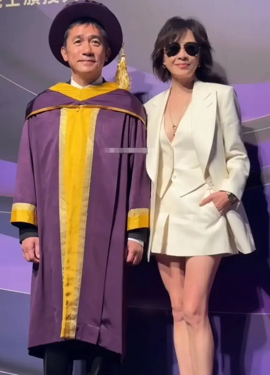 梁朝伟与刘嘉玲笑容满面，心情大好。