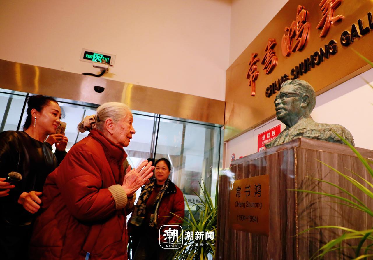 PG电子入口“看到你我特别高兴”常沙娜来到浙博 深情抚摸父亲雕像(图2)