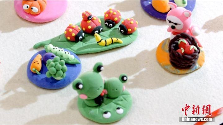 图为李思瑶塑造的动物形象面塑作品