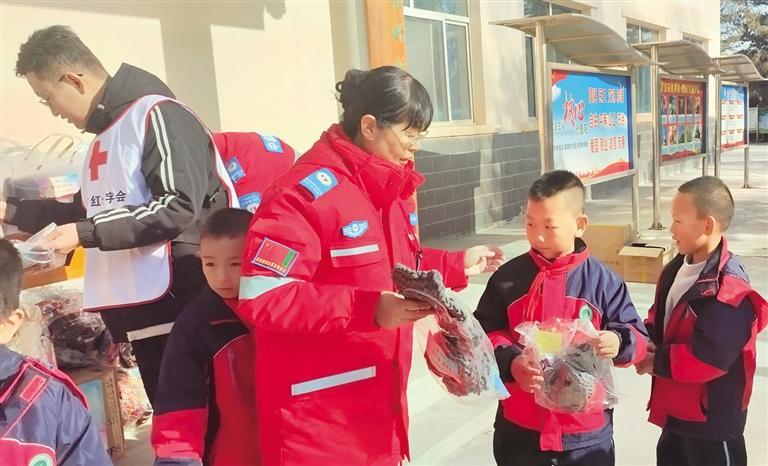 2024“暖冬行动”来到榆中3所学校　兰州日报社全媒体记者　任泽昕　摄