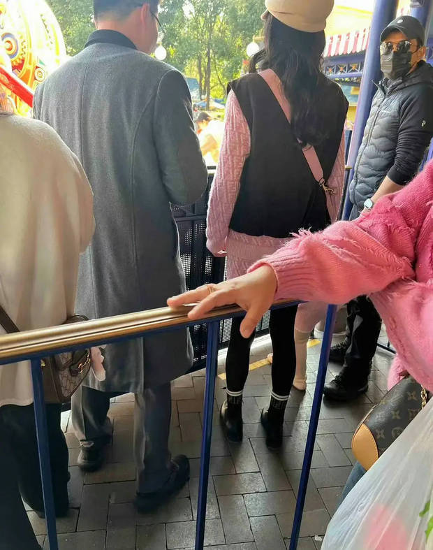 唐嫣与罗晋洋溢着幸福和满足。
