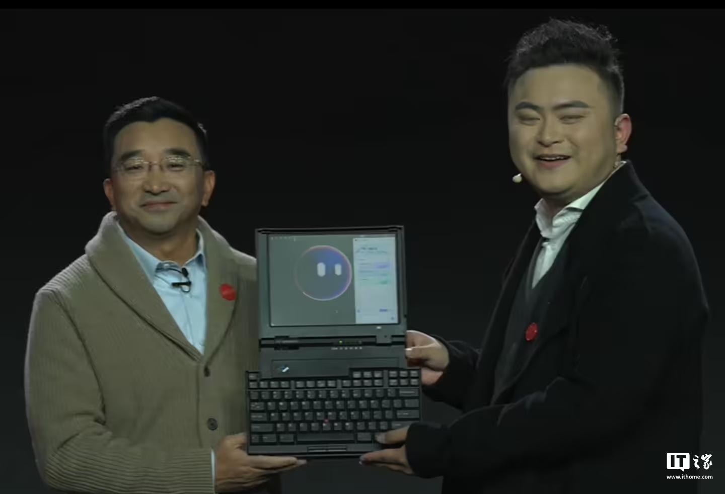 联想展示“AI定制”1995年经典款ThinkPad 701C蝴蝶机