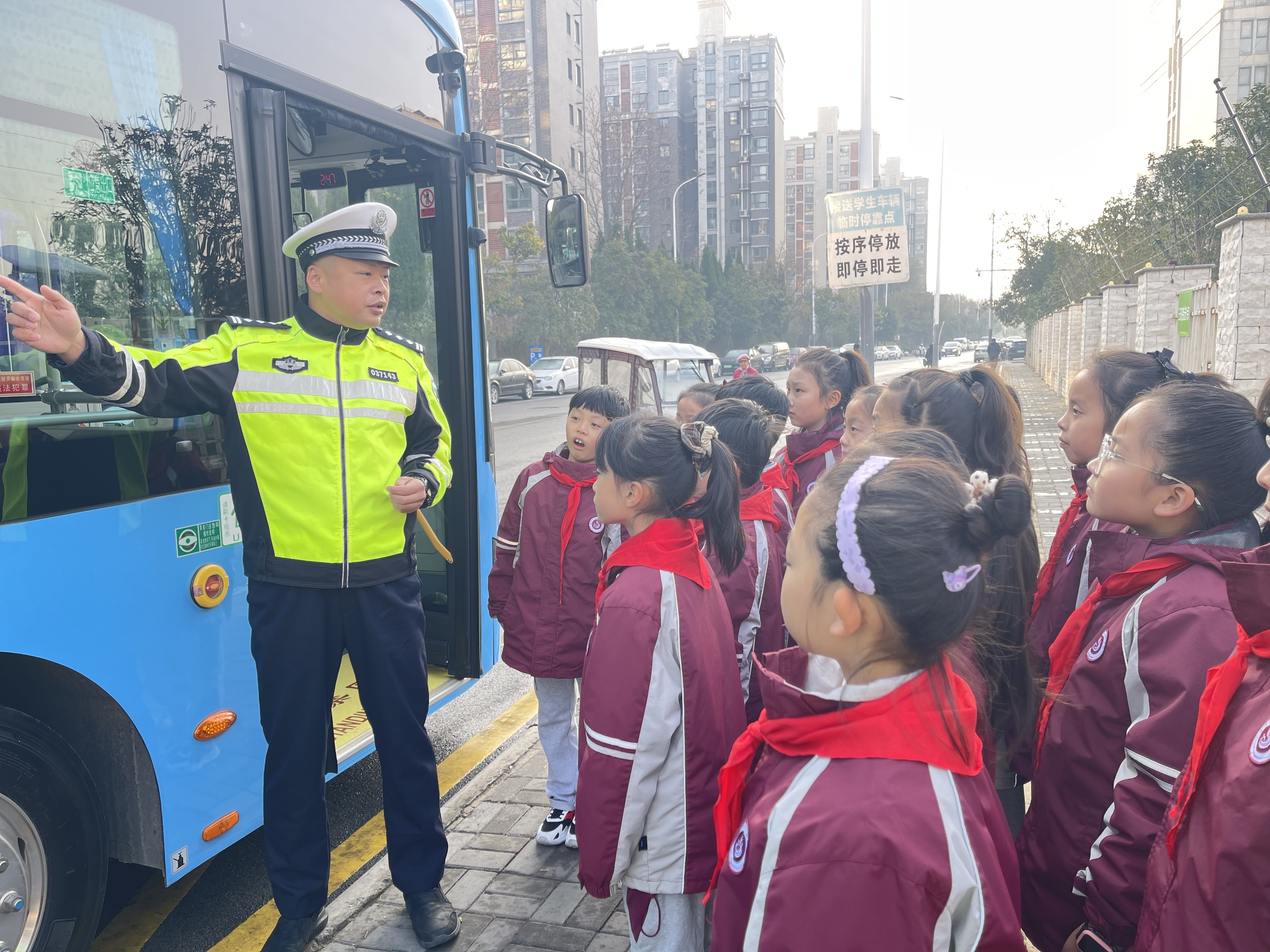 徐州多部门携手开展第十三个全国交通安全日主题活动