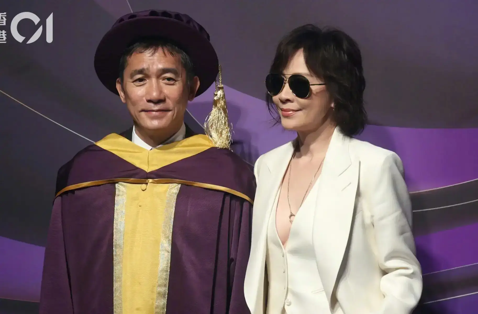 刘嘉玲戴着墨镜，又美又飒。