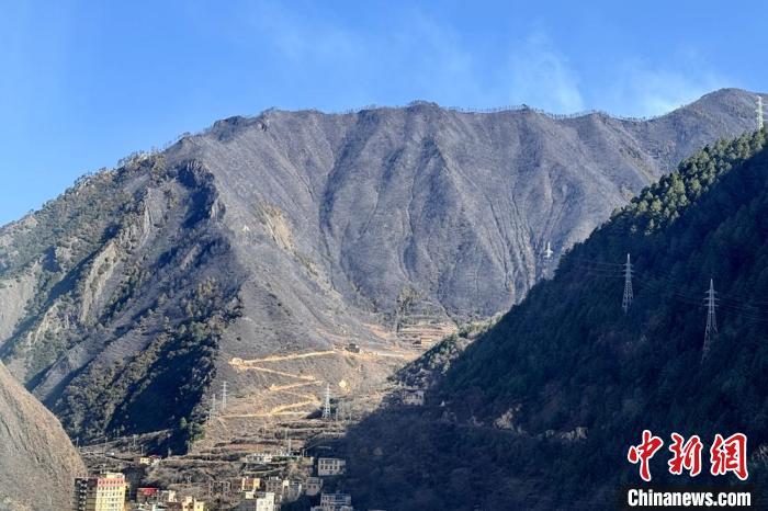 雅江过火后的大山。洛绒尼玛 摄