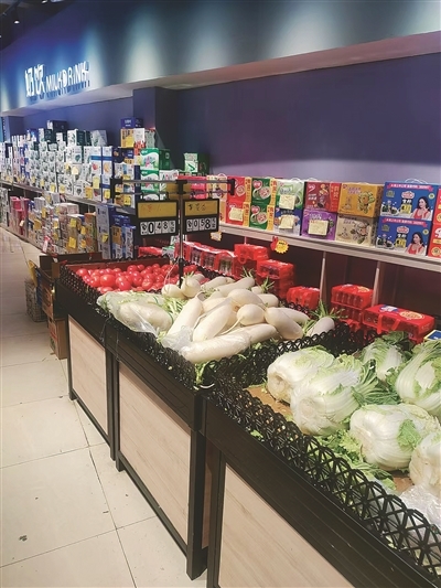 新鲜蔬菜摆满超市货架